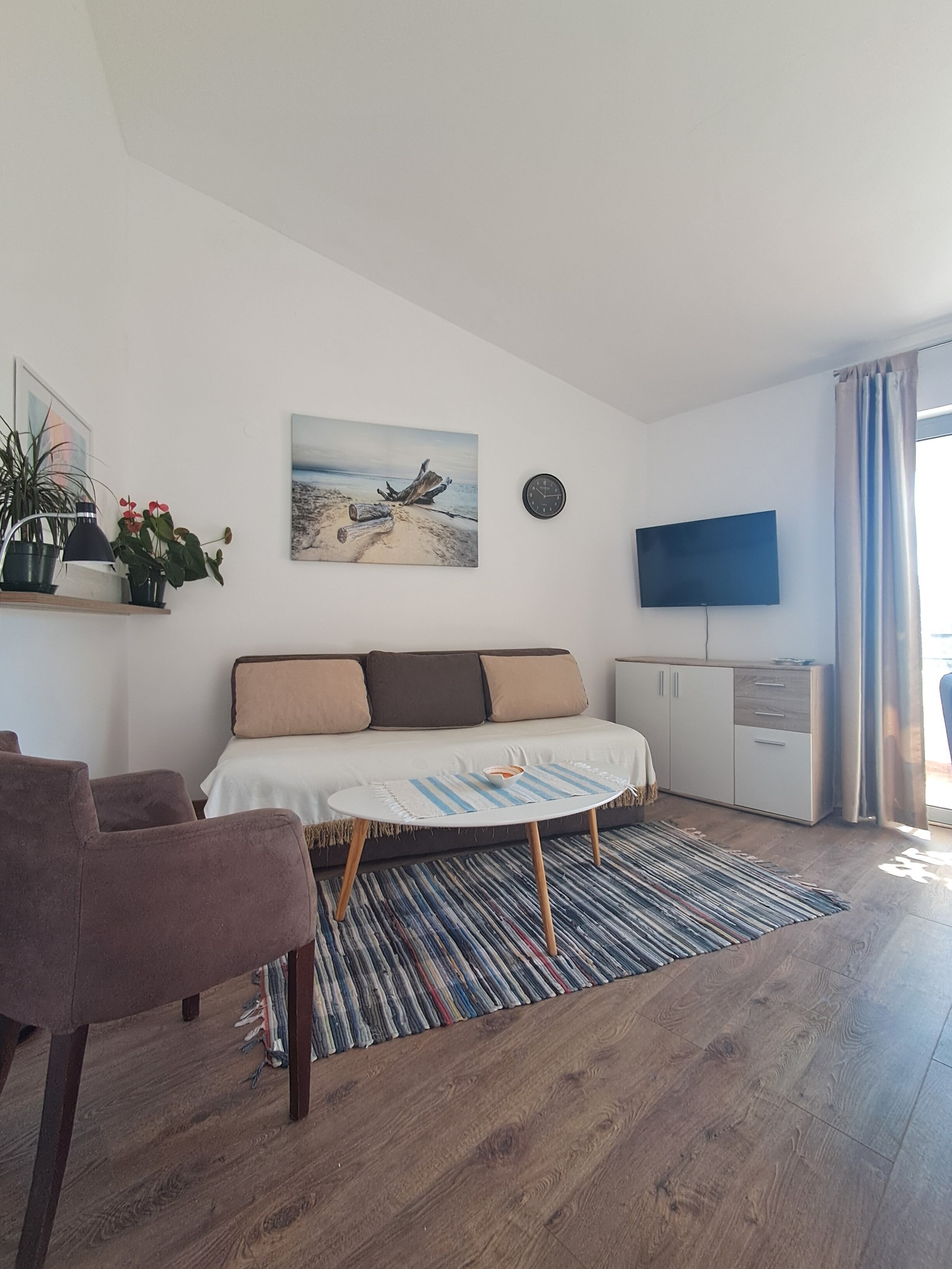 Lägenhet Club | Vardagsrum | 32-tums LCD-tv med satellitkanaler, Netflix och streamingtjänster