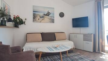 Lägenhet Club | Vardagsrum | 32-tums LCD-tv med satellitkanaler, Netflix och streamingtjänster