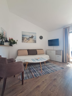 Club Apartment | Living area | 32-inch LCD TV with satellite channels, Netflix, streaming services - Resort Maslinjak (Bečići)