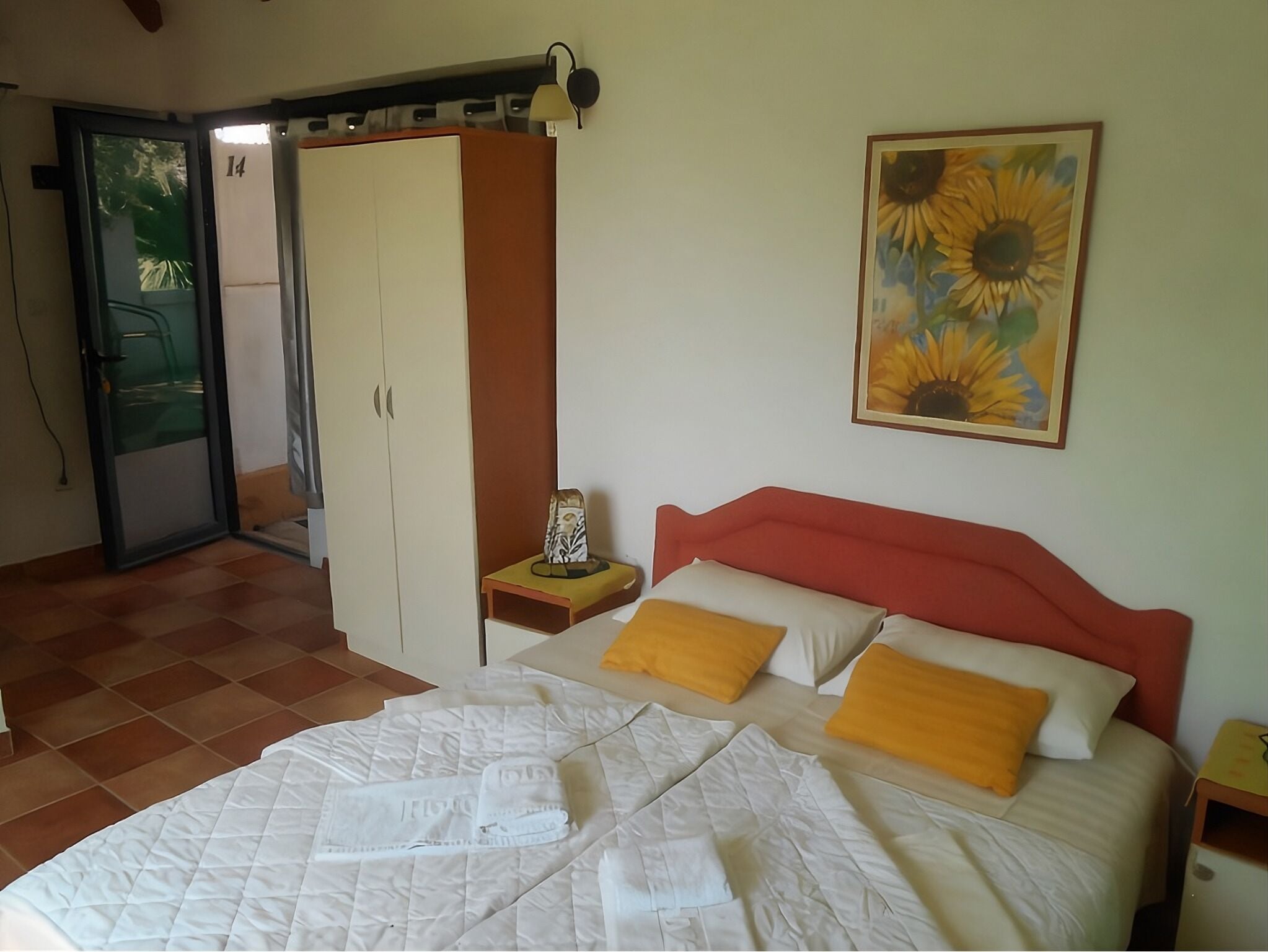 Habitación básica doble | Decoración personalizada, muebles diferentes y cunas gratuitas 