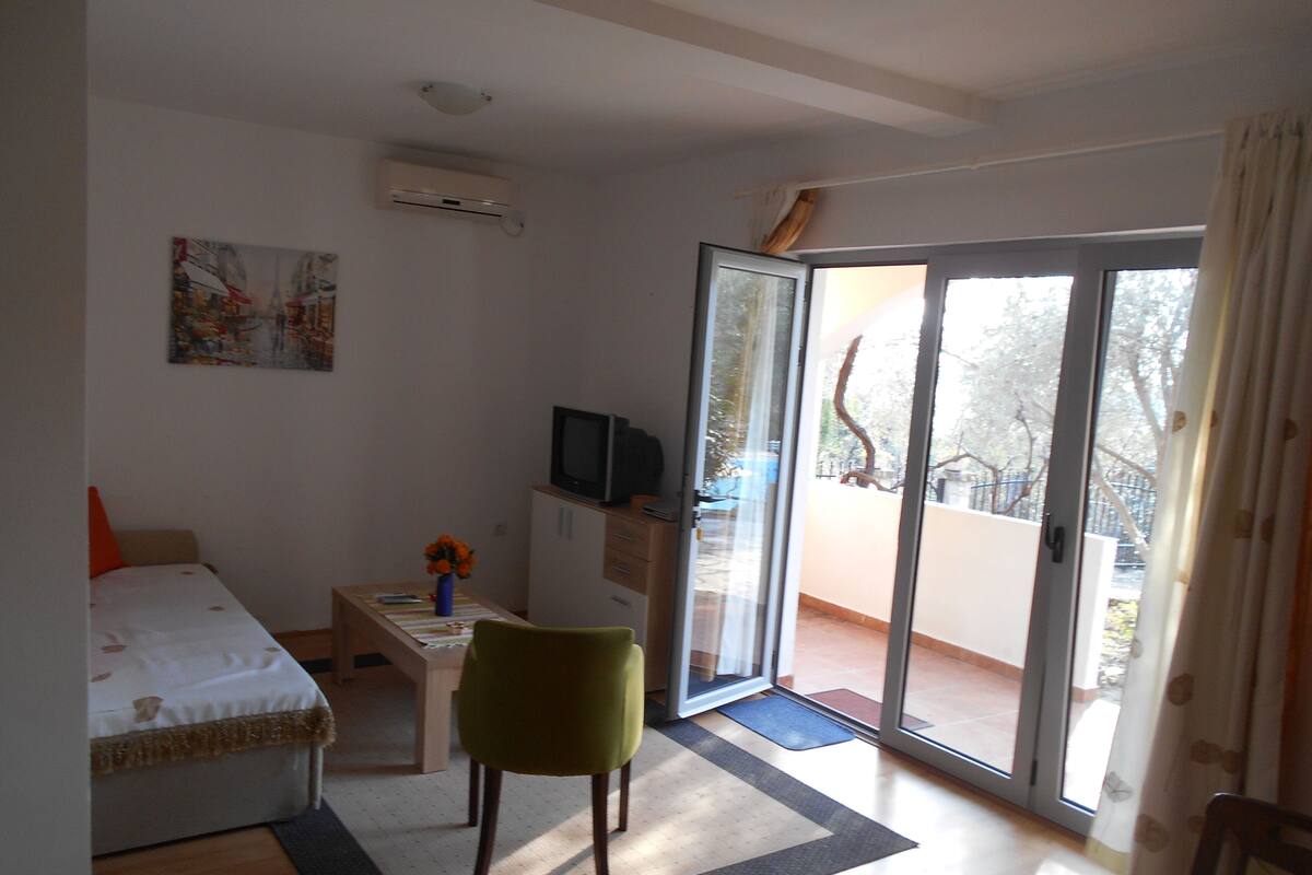 Apartamento econômico, vista para o jardim