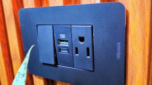 Prese elettrica a muro con porta USB e spina bipolare standard.