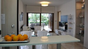 A modern kitchen with a dining area, a TV, and a balcony with a view. - Ground floor Secreto La Zenia (La Zenia)