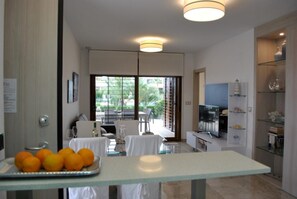 A modern kitchen with a dining area, a TV, and a balcony with a view. - Ground floor Secreto La Zenia (La Zenia)
