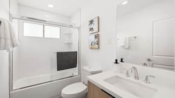 Serviettes fournies, savon, papier toilette