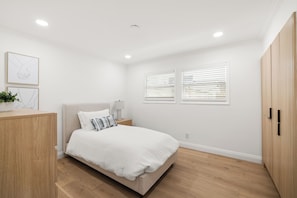 4 bedrooms, WiFi, bed sheets