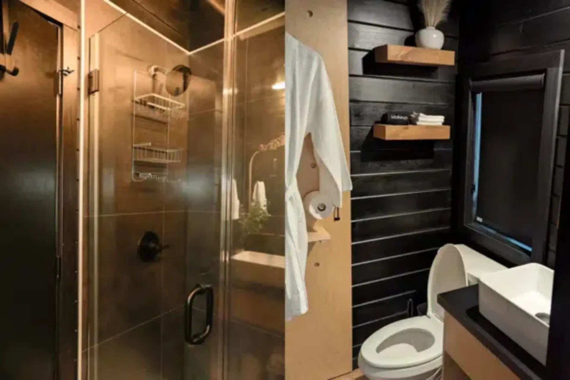 Une salle de bain moderne dotée d’une douche à parois de verre, de toilettes et d’un lavabo avec un plan de travail.