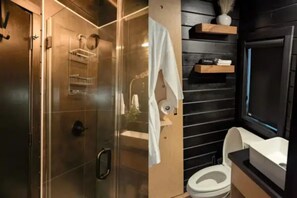 Douche, sĂšche-cheveux, serviettes fournies