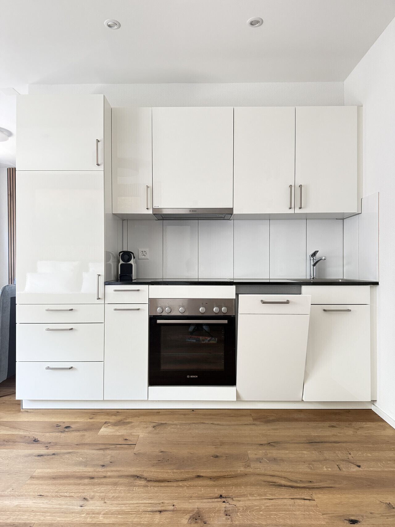Een koelkast, een oven, een kookplaat, een vaatwasser