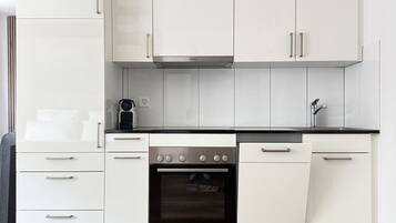 Een koelkast, een oven, een kookplaat, een vaatwasser