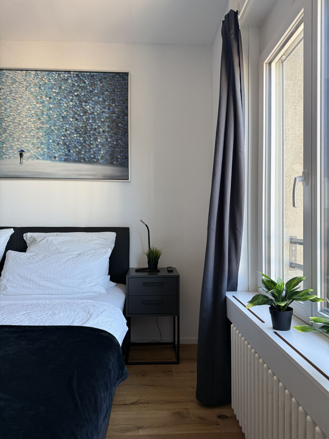 Een bureau, een strijkplank/strijkijzer, reisbedje, wifi