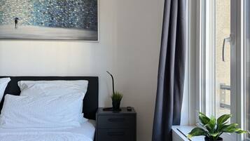 Een bureau, een strijkplank/strijkijzer, reisbedje, wifi