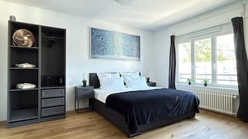 Desk, iron/ironing board, travel cot, WiFi