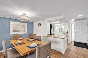 Dining - 3-bed 3 bath ocean front apt, two balconies. Pool, courts, grills, beach access. (Hilton Head Island)