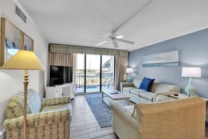 Living area - 3-bed 3 bath ocean front apt, two balconies. Pool, courts, grills, beach access. (Hilton Head Island)