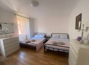 1 habitación, tabla de planchar con plancha, internet y ropa de cama 