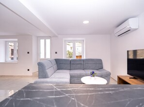 TV - Holiday Home Rosalia - Holiday Home (Gruda)
