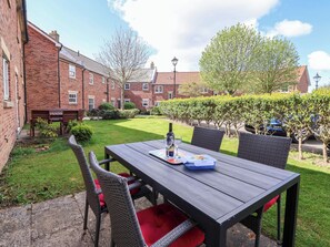 Outdoor dining - Sea Glass Cottage (Filey)