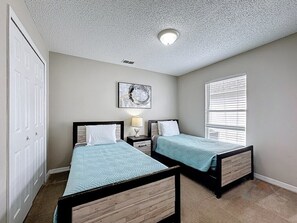 3 bedrooms, iron/ironing board, WiFi, bed sheets - Serene Escape: Near Disney, South-Facing Pool & Game Room (Clermont)