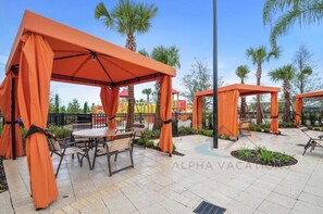 Outdoor dining - Family Time Paradise - Theatre, Game Rooms, Resort Amenities & Pet Friendly! (Davenport)