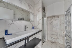 Hair dryer, towels, soap, shampoo - Charming Apartment Invalides Eiffel Tower (Paris)