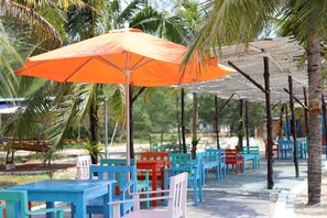 Outdoor dining - Emerald Lagoon Glamping Phu Quoc (Phu Quoc)