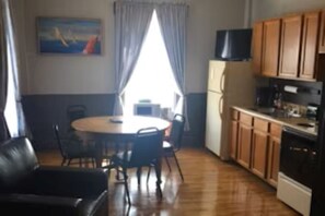 Deluxe Quadruple Room | Private kitchen - Essex House and Tavern (Island Pond)