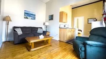 Suite, 1 Queen Bed with Sofa bed | Living area