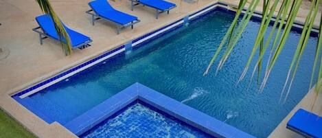 Una piscina al aire libre