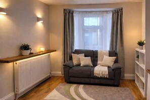 Living area - Dunbar Retreat – Modern Southsea Stay with Parking (Portsmouth)