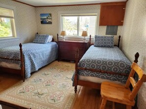 Iron/ironing board, WiFi, bed sheets - Charming 2-bedroom house in peaceful Ogunquit with AC and screened porch. (Ogunquit)