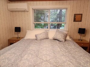 Iron/ironing board, WiFi, bed sheets - Charming 2-bedroom house in peaceful Ogunquit with AC and screened porch. (Ogunquit)