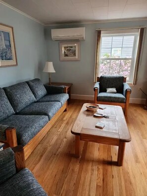 Living area - Charming 2-bedroom house in peaceful Ogunquit with AC and screened porch. (Ogunquit)