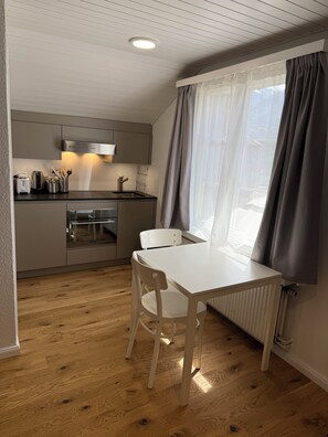 Private kitchen - Stay Switzerland Hotel & Apartments (Unterseen)