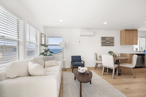 2 Bedroom 1 Block From the Sand Manhattan Beach