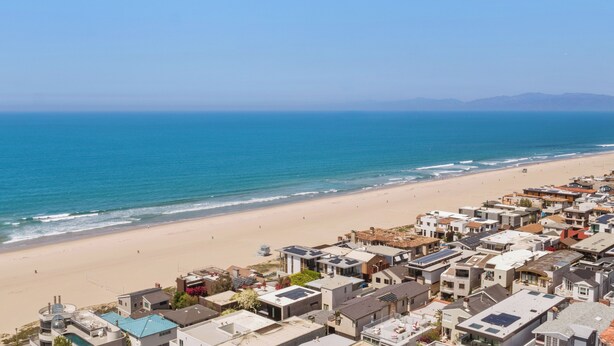 A coastal residential area with a beach, houses with solar panels, and a clear view of the ocean. - 2 Bedroom 1 Block From the Sand Manhattan Beach (Manhattan Beach)