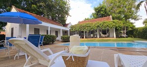 Outdoor pool - Club Puerto Peñalisa beautiful five bedroom country house. (Cundinamarca)