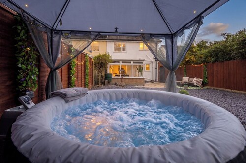 Luxury 2BR Cambridge House | Hot Tub & Pool Table