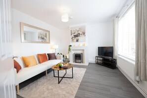 Living area - Luxury 2BR Cambridge House | Hot Tub & Pool Table (Cambridgeshire)