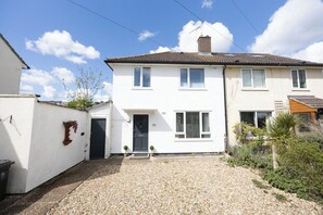 Exterior - Luxury 2BR Cambridge House | Hot Tub & Pool Table (Cambridgeshire)
