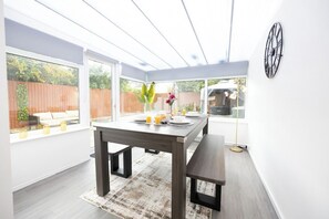 Dining - Luxury 2BR Cambridge House | Hot Tub & Pool Table (Cambridgeshire)