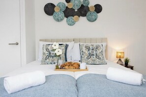 2 slaapkamers, een strijkplank/strijkijzer, gratis wifi, beddengoed