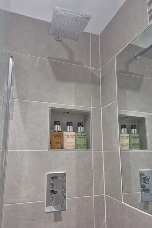 Hair dryer, towels - Luxury 2BR Brighton | Walk to the Lanes + Beach (Brighton and Hove)
