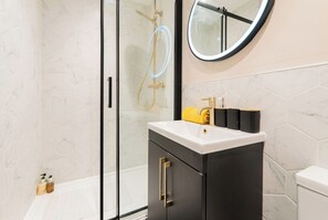 Hair dryer, towels - Luxury 3BR Brighton Centre | City Views | Sleeps 9 (Brighton and Hove)