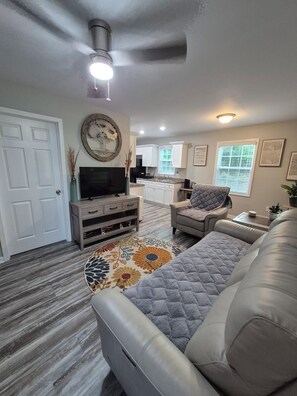 Living area - Modern 2BR/1BA Whiteville NC / 20 min to lake 35 min to beaches! (Whiteville)