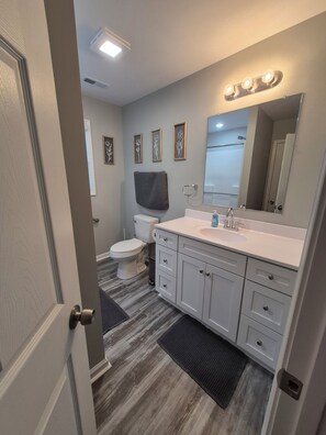 Bathroom - Modern 2BR/1BA Whiteville NC / 20 min to lake 35 min to beaches! (Whiteville)