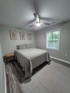 Room - Modern 2BR/1BA Whiteville NC / 20 min to lake 35 min to beaches! (Whiteville)