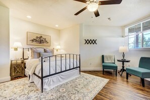 5 bedrooms, desk, iron/ironing board, travel crib - Ridgemont Hall! Grand Mountain Home w/ Peak Views (Monument)
