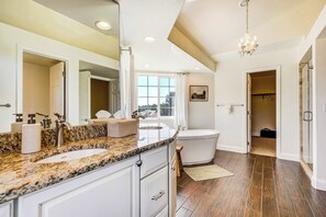 Shower, hair dryer, towels, shampoo - Ridgemont Hall! Grand Mountain Home w/ Peak Views (Monument)