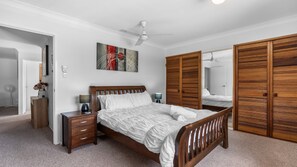 3 bedrooms, iron/ironing board, Internet, bed sheets - Coastal Comfort on Boyd (WOORIM)